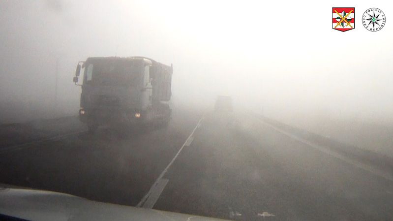 Mlha na Vyškovsku se dala krájet, náklaďák v protisměru se z ní vyřítil na policejní auto